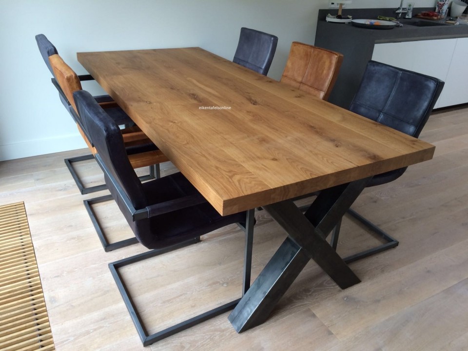 Eiken tafel - 8 dik - metalen x onderstel 10x10 cm